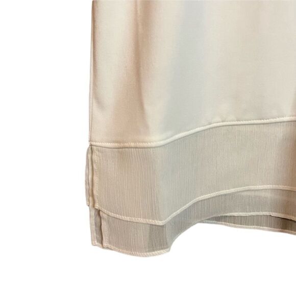 3 for $30! Tommy Hilfiger tank top with key hole detail - Picture 6 of 8